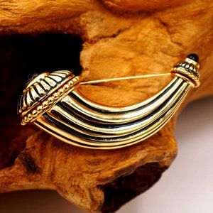 Vintage Unisex Powder Horn Black Glass Cabochon 10K Gold Plated Brooch